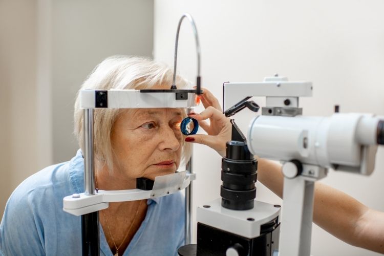 Yaşlı bir kadın göz tedavisi olmakta
