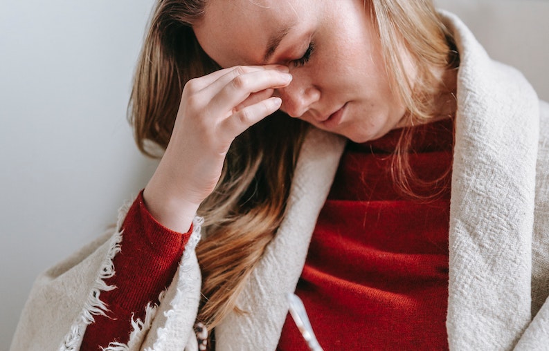 Migren kadınlarda erkeklere oranla daha sık görülen, çoğunlukla ataklar halinde gelişip baş ağrısına neden olan ve kişinin yaşam kalitesini ciddi